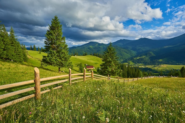 Valla de madera en las montañas