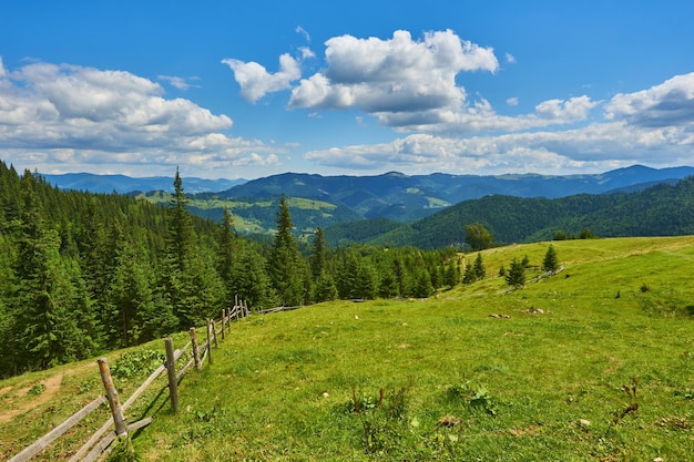 Valla de madera en las montañas