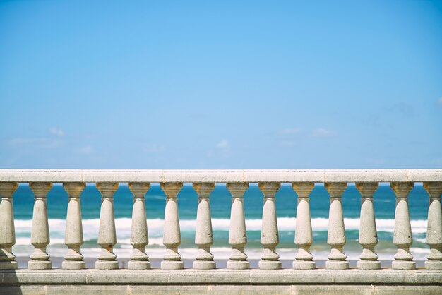 Valla de pilar de hormigón y cielo azul