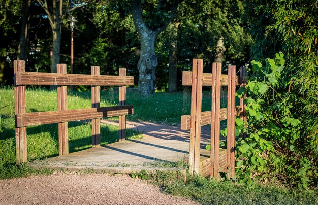 Vallas de madera del parque rodeadas de árboles.