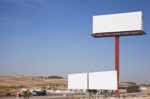 Vallas publicitarias blancas en blanco cerca de la autopista.