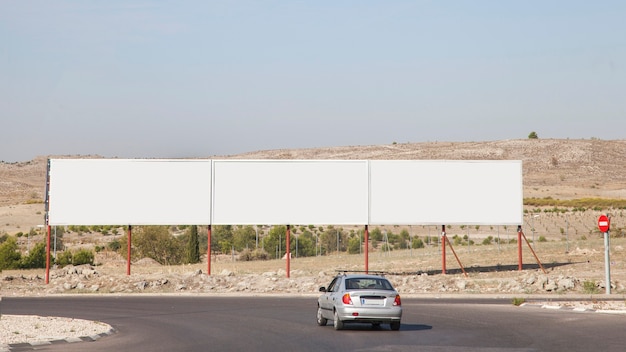 Vallas publicitarias en blanco cerca de la autopista.