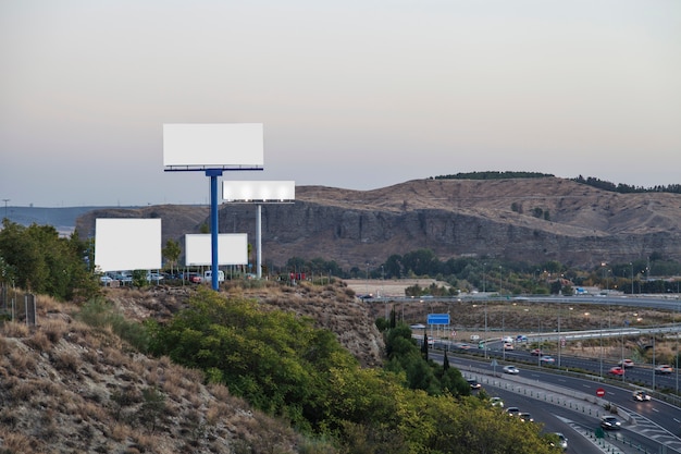 Vallas publicitarias en blanco para un nuevo anuncio en la montaña cerca de la autopista.