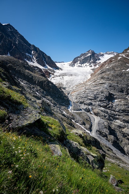 Valle y un glaciar en la cima de una montaña en Austria bajo el sol.