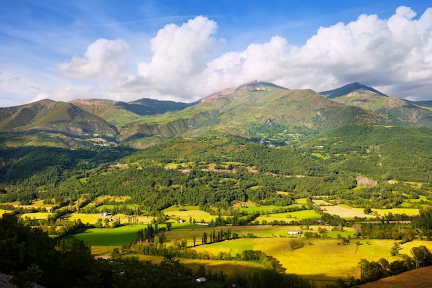 Valle en las montañas en día de verano. Huesca