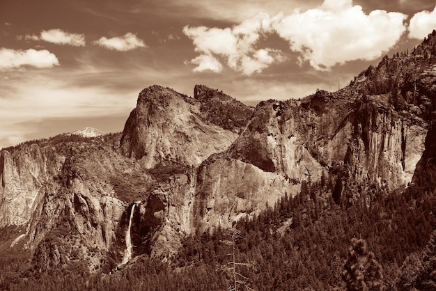 Valle de Yosemite con montañas y cascadas en blanco y negro