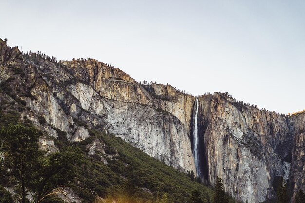 Valle de Yosemite. Parque Nacional de Yosemite. Montañas y rocas, bosque