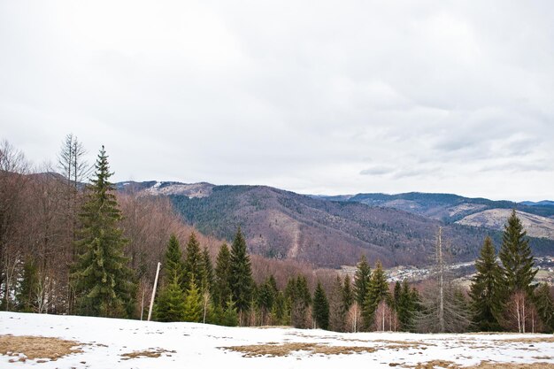 Valles montañosos nevados en las montañas de los Cárpatos Vista de los Cárpatos ucranianos y Yaremche desde la cima de Makovitsa