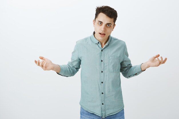 Vamos cuál es tu problema. Retrato de chico europeo frustrado cabreado en camisa ordinaria