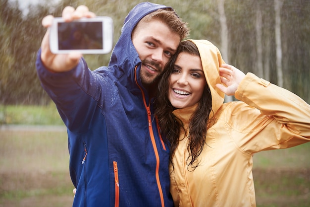 Foto gratuita vamos a tomarnos una selfie en este día lluvioso