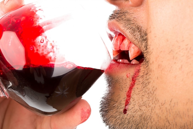 Vampiro de Halloween beber sangre sobre fondo blanco