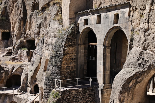 Vardzia antigua cueva de la ciudad-monasterio en la montaña Erusheti cerca de Aspindza, Georgia.