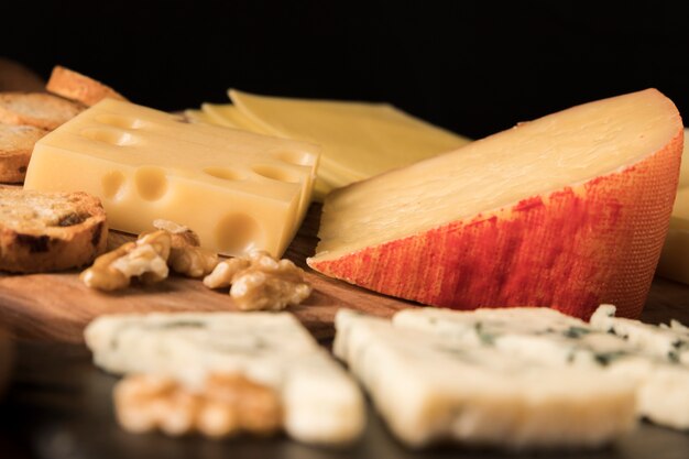 Variación de sabrosos quesos en mesa de madera.