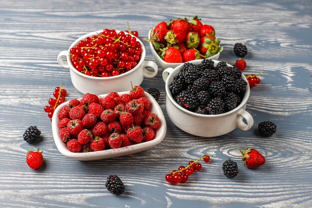 Varias bayas frescas de verano, arándanos, grosellas rojas, fresas, moras, vista superior.