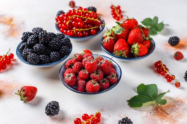 Foto gratuita varias bayas frescas de verano, arándanos, grosellas rojas, fresas, moras