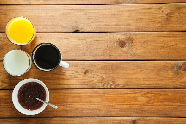 Varias bebidas y mermelada para la comida de la mañana