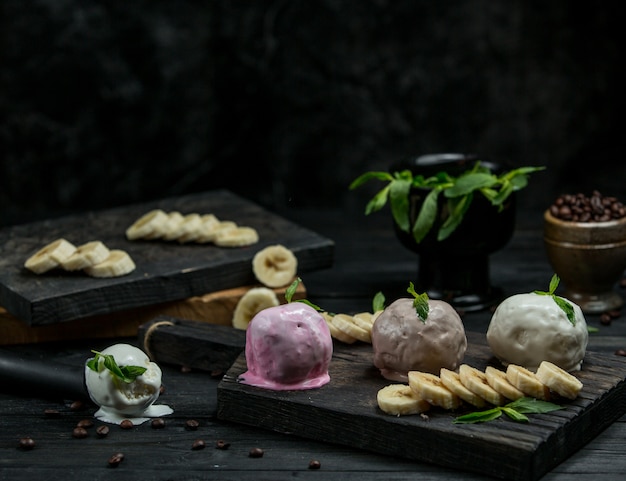 Foto gratuita varias bolas de helado con rodajas de banana