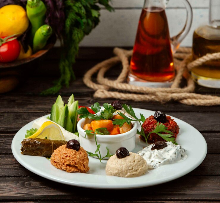 Foto gratuito varias ensaladas en la mesa