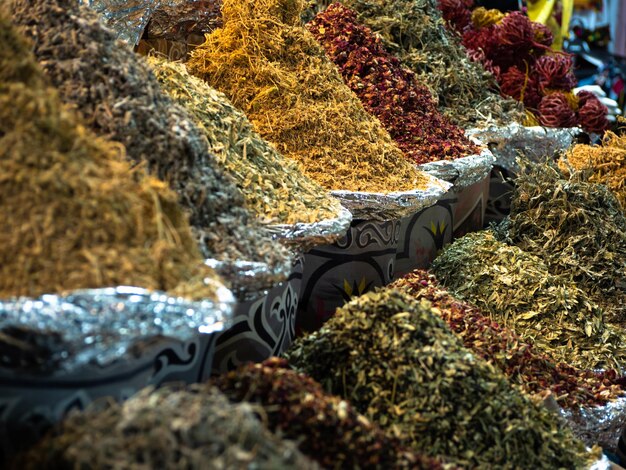 Varias especias coloridas en el bazar de las especias