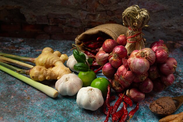 Varias especias y hierbas para cocinar en negro