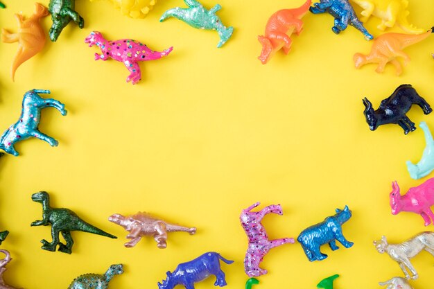Varias figuras de juguete animal en un fondo colorido y un copyspace