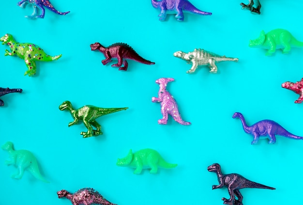 Varias figuras de juguetes de animales en un fondo colorido