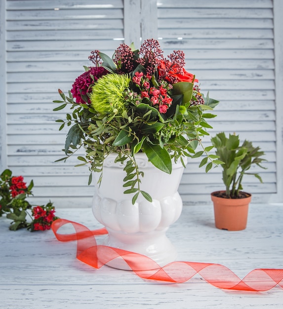 varias flores en la mesa