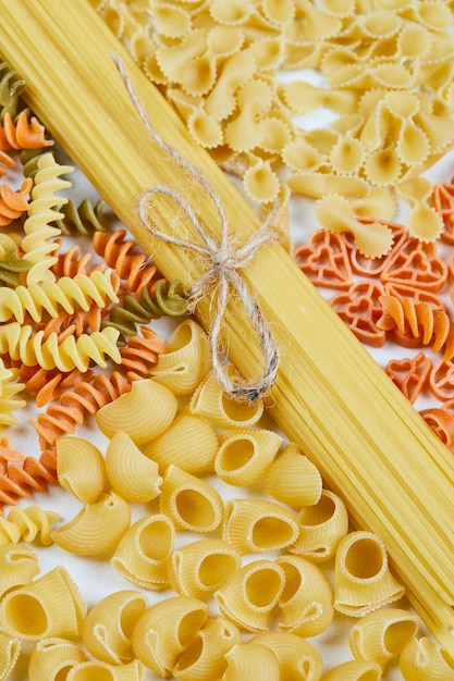 Foto gratuita varias formas de pasta.