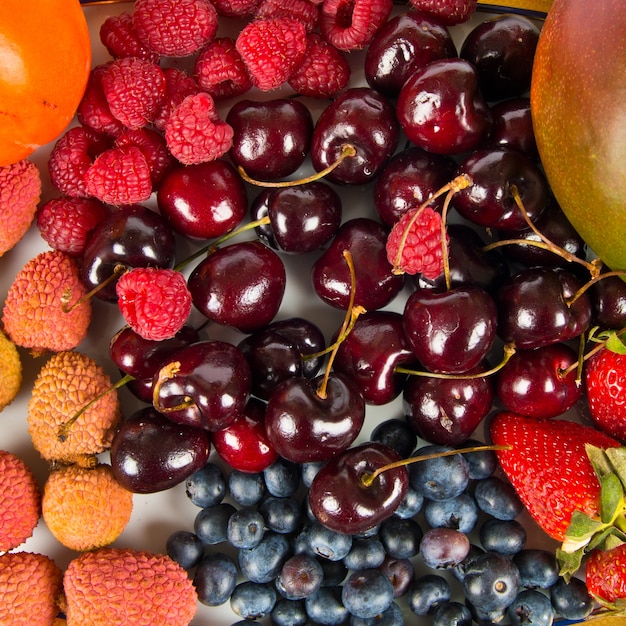 Varias frutas de colores sobre fondo blanco