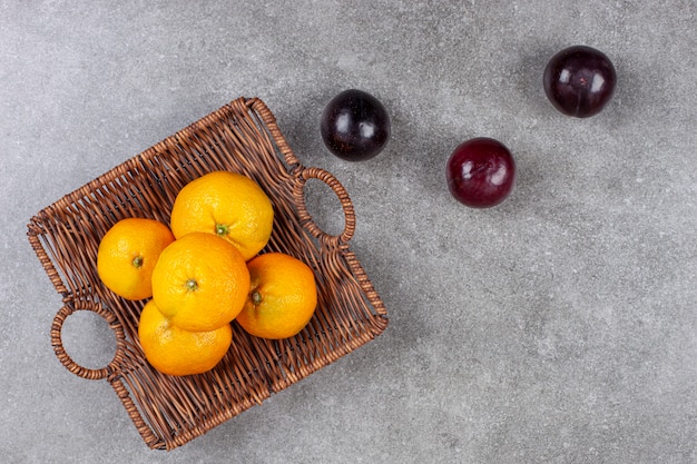 Foto gratuita varias frutas frescas en una cesta de mimbre