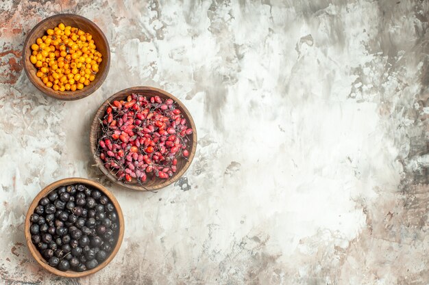 Varias frutas naturales y frescas en macetas de madera marrón