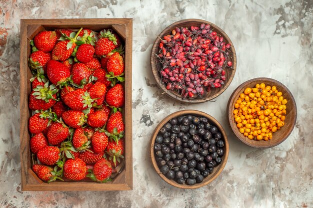 Varias frutas naturales y frescas en macetas de madera marrón