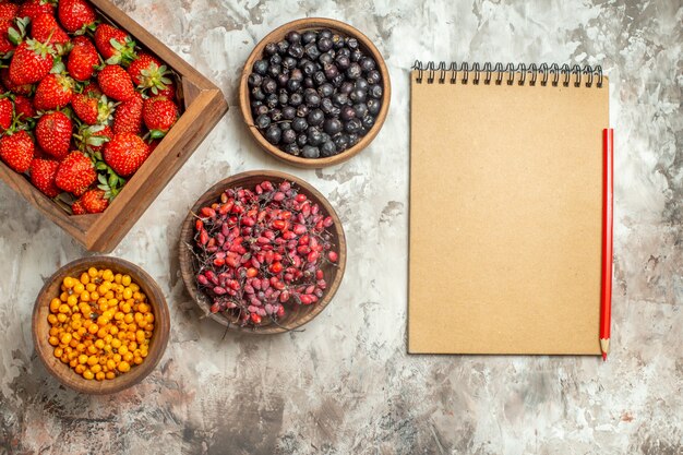 Varias frutas naturales y frescas en pequeñas macetas de madera marrón