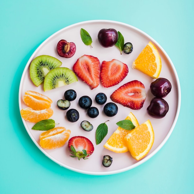 Varias frutas de temporada en el plato.