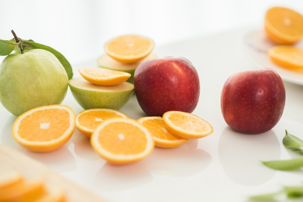 Varias frutas con verduras sobre fondo de madera