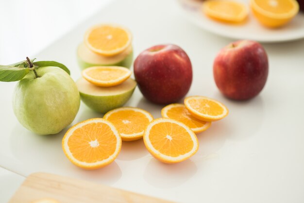 Varias frutas con verduras sobre fondo de madera