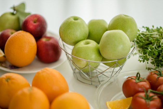 Varias frutas con verduras sobre fondo de madera