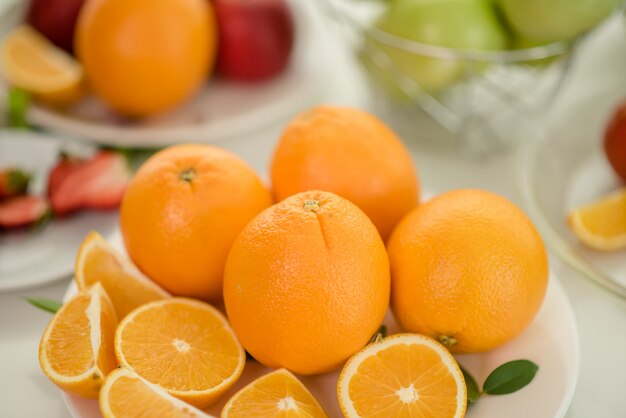 Varias frutas con verduras sobre fondo de madera