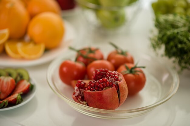 Varias frutas con verduras sobre fondo de madera