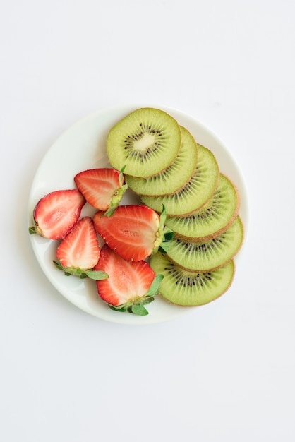 Varias frutas con verduras sobre fondo de madera