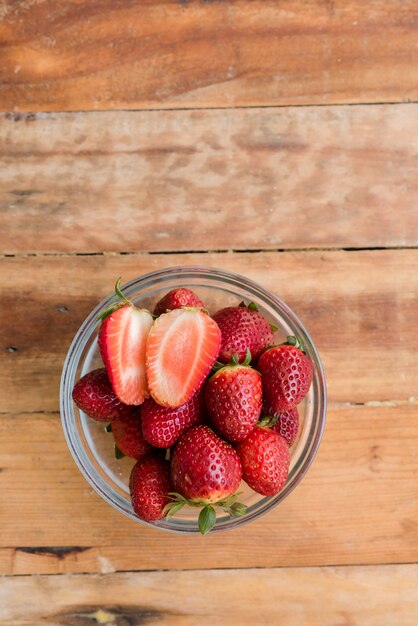 Varias frutas con verduras sobre fondo de madera