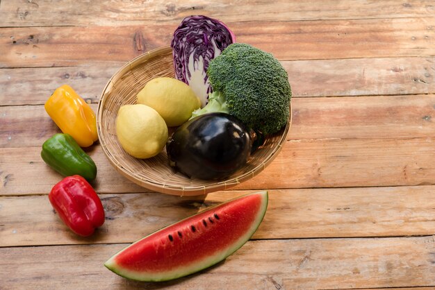 Varias frutas con verduras sobre fondo de madera