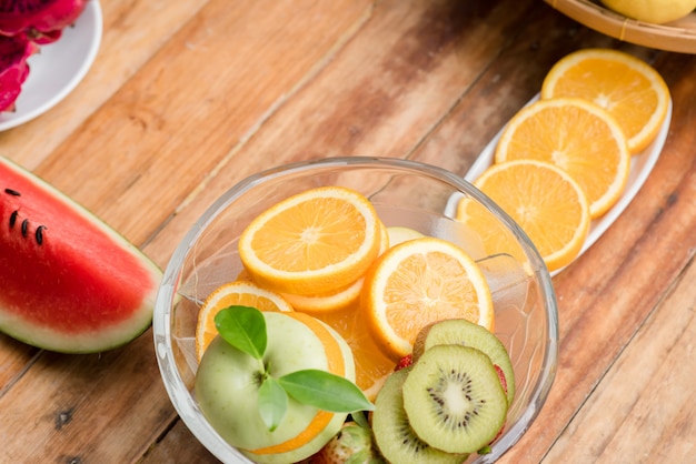 Varias frutas con verduras sobre fondo de madera