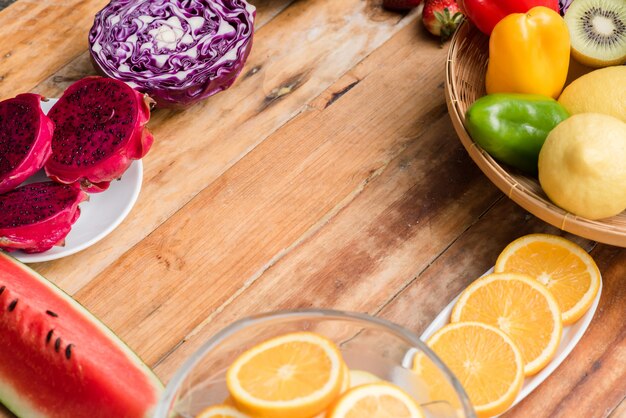 Varias frutas con verduras sobre fondo de madera