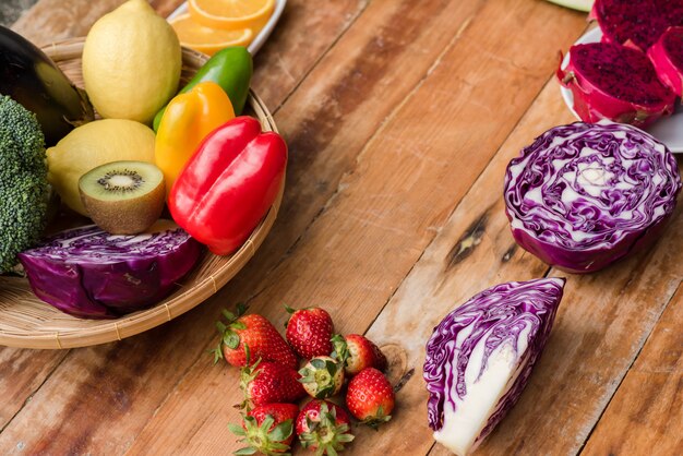 Varias frutas con verduras sobre fondo de madera