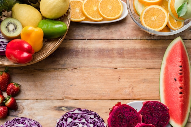 Varias frutas con verduras sobre fondo de madera