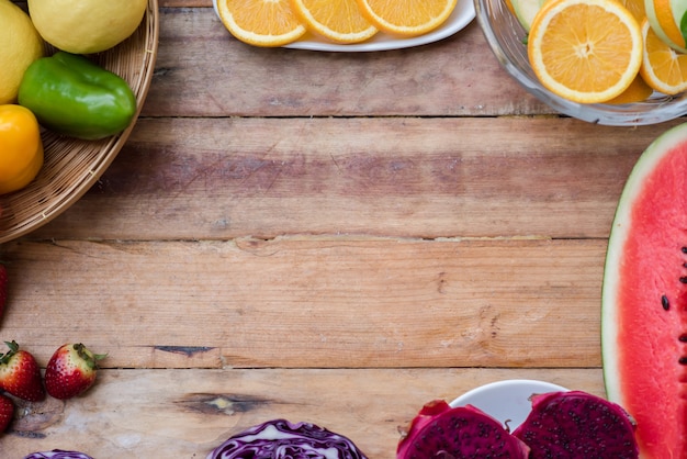 Varias frutas con verduras sobre fondo de madera