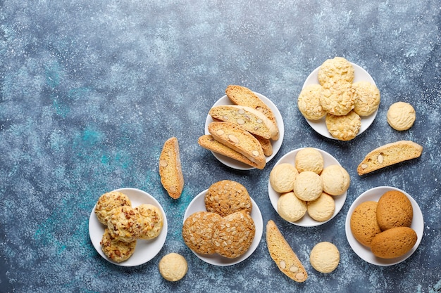 Varias galletas en una bandeja de madera en la pared gris