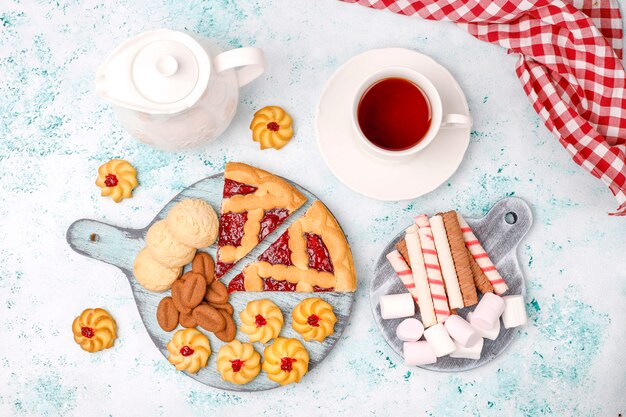 Varias galletas, bizcochos y dulces en superficie liviana