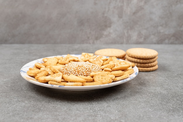 Varias galletas deliciosas en la placa blanca.